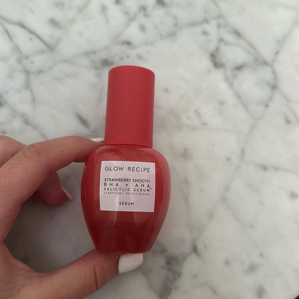 Glow recipe strawberry BHA + AHA salicylic serum.
